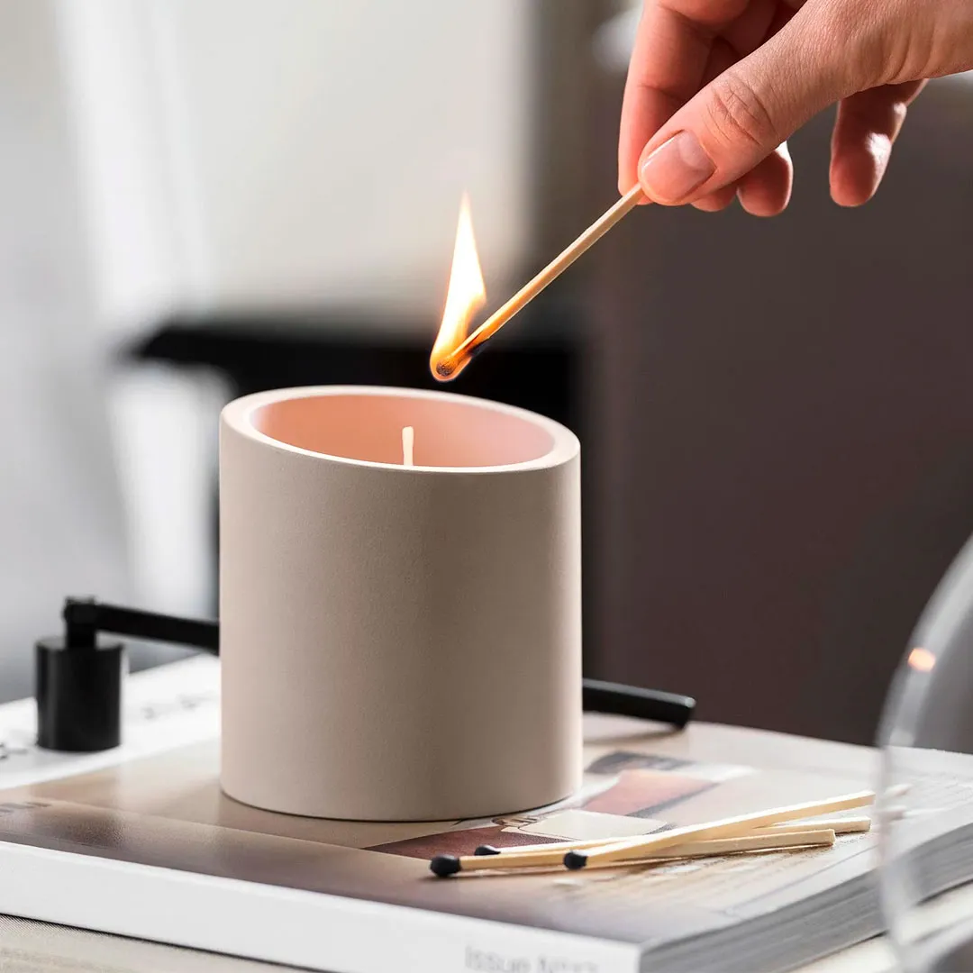 Подсвечник со свечой