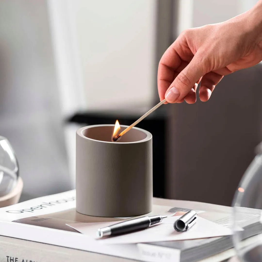 Подсвечник со свечой