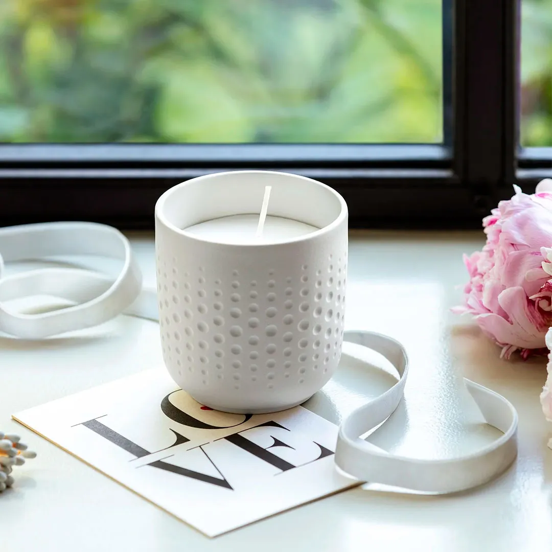 Подсвечник со свечей